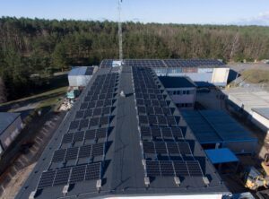 Instalacja fotowoltaiczna o mocy 50kW na dachu firmy w miejscowości Dobra, koło Szczecina
