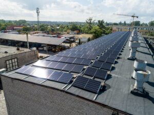 Zdjęcie instalacji fotowoltaicznej 50kW na dachu firmy w Szczecinie