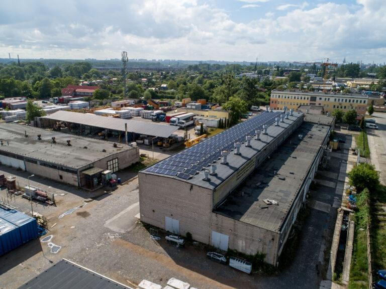 Foto einer Höhendrohne, das eine 50-kW-Photovoltaikanlage auf dem Dach eines Unternehmens in Stettin zeigt