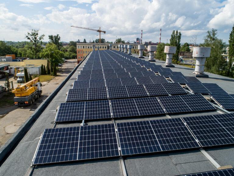 Zdjęcie z drona przedstawiające instalację fotowoltaiczną o mocy 50kW na dachu firmy w Szczecinie