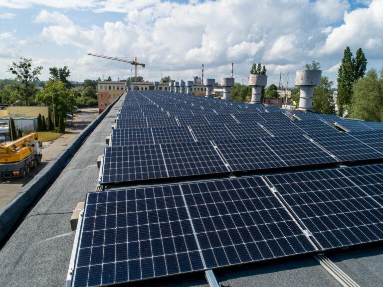 Ein Foto einer Drohne, das eine 50-kW-Photovoltaikanlage auf dem Dach eines Unternehmens in Stettin zeigt