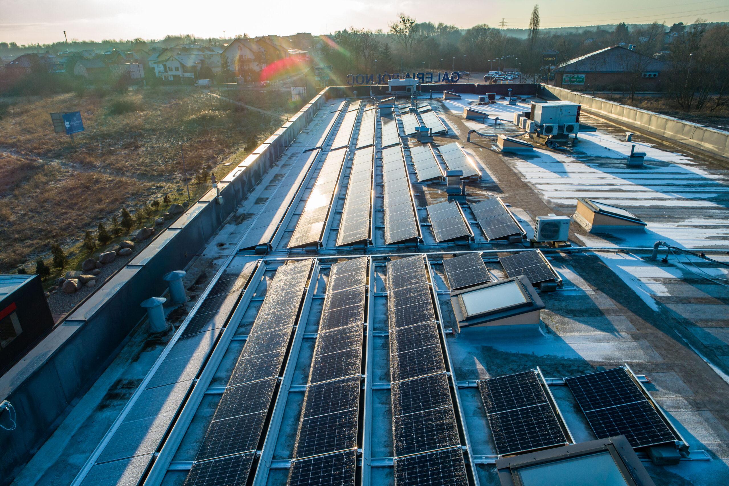 Photovoltaikanlage mit einer Leistung von 50 kW auf dem Dach des Einkaufszentrums „Galeria Północ“ – einem Unternehmen in Stettin