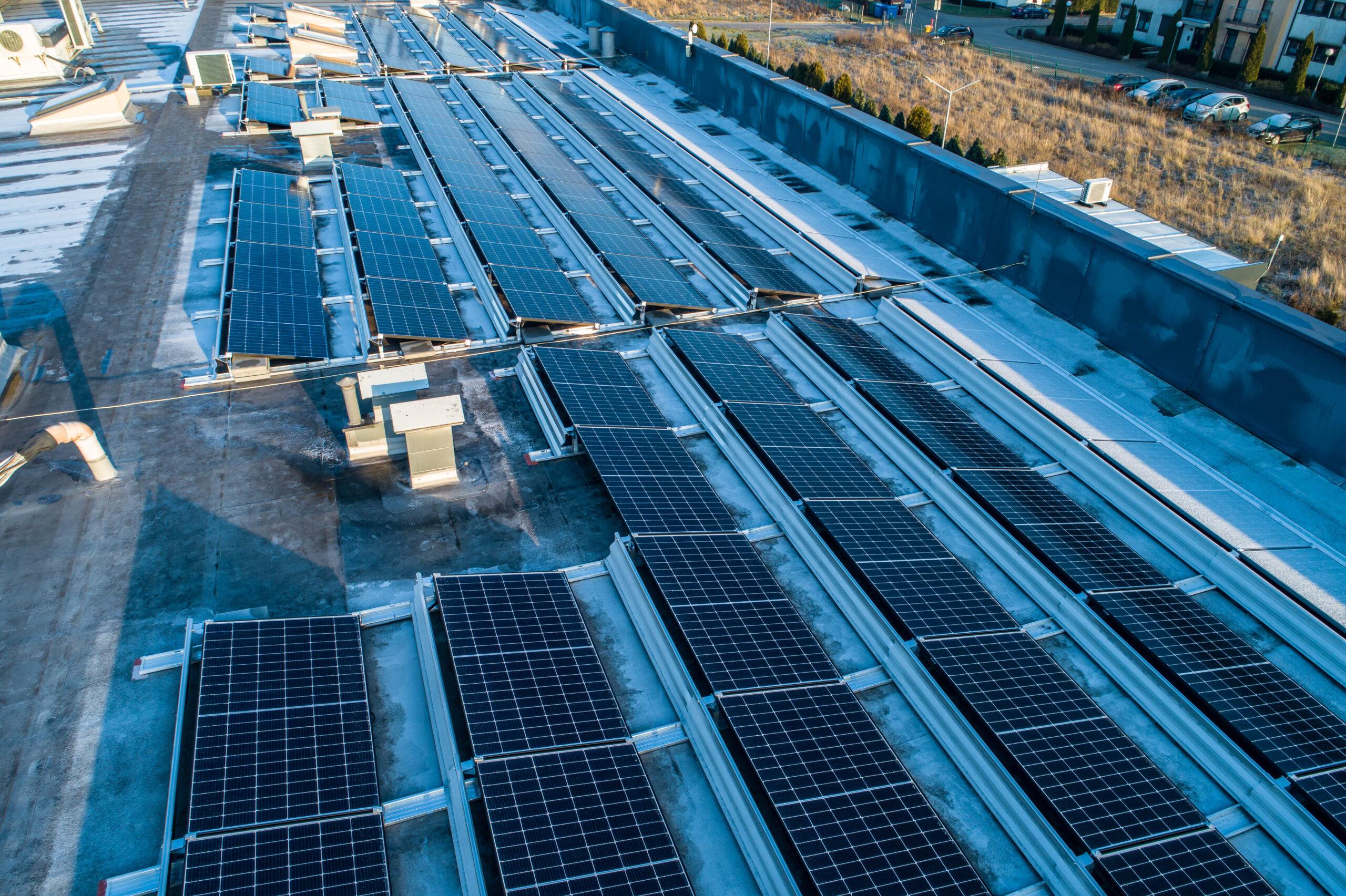 Photovoltaikanlage mit einer Leistung von 50 kW auf dem Dach des Einkaufszentrums „Galeria Północ“ – einem Unternehmen in Stettin